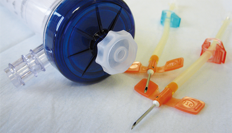 Nahaufnahme von Kanülen und medizinischen Material